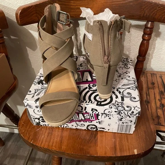 Brash Women's tan Sandals 🆕
Never worn, tags attached w box - Picture 5 of 7